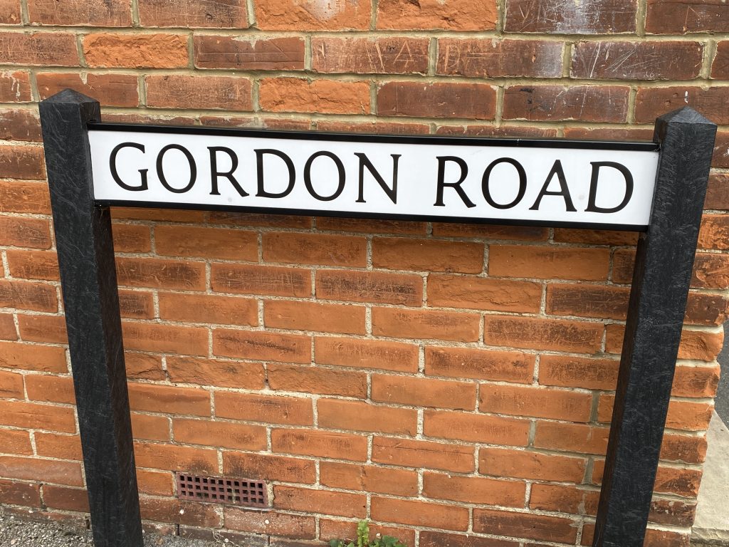 A street sign that reads Gordon Road